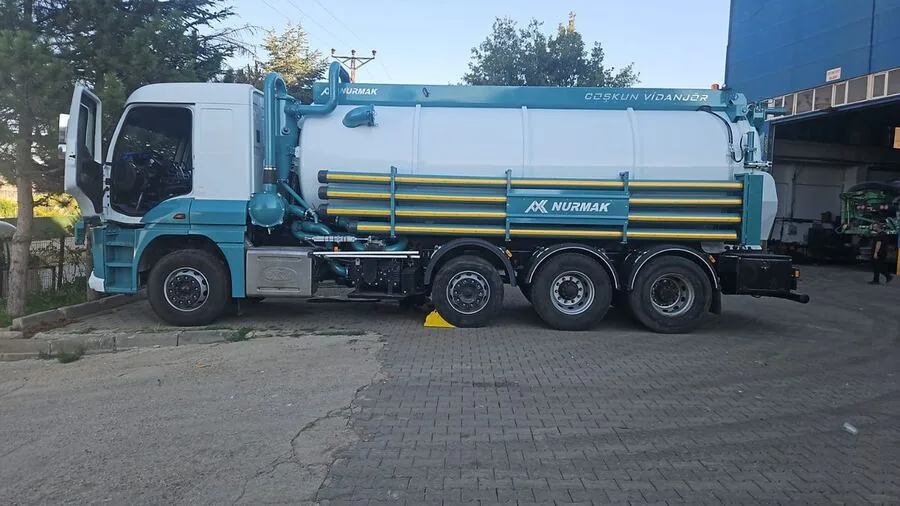 Üsküdar'da en yakın vidanjör aracının çağrı üzerine sahaya doğru yol alırken fotoğrafı