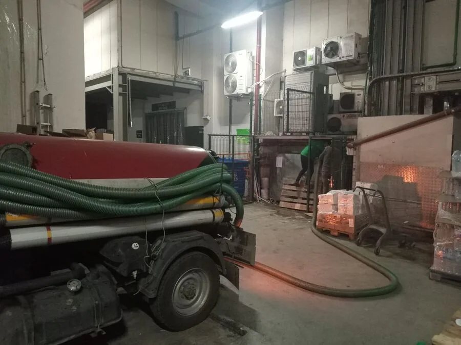 Üsküdar'da bir apartmanın foseptiğini boşaltan vidanjör aracının fotoğrafı