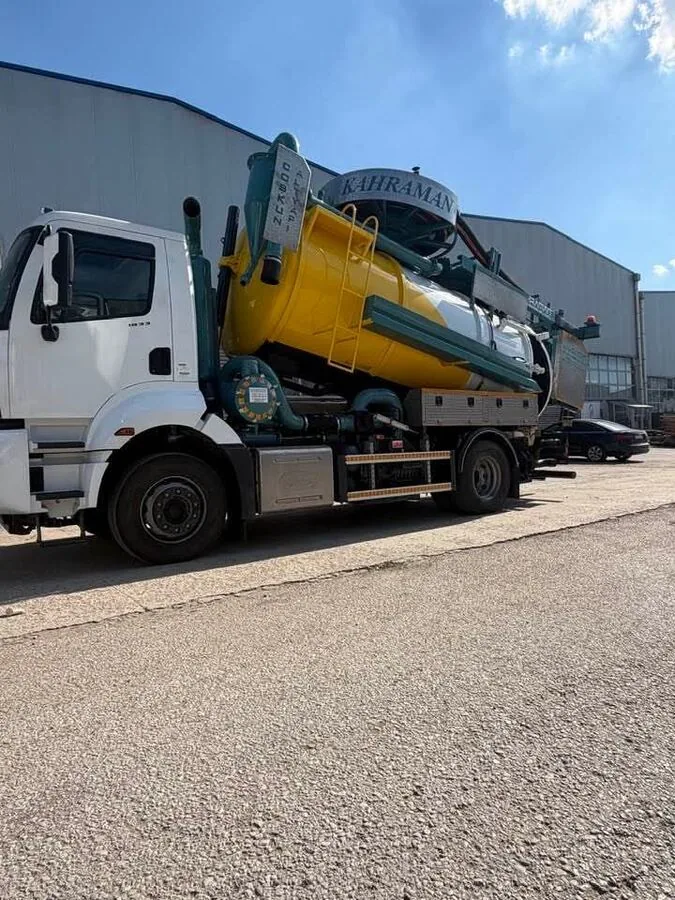 Üsküdar'da büyük kapasiteli kuka vidanjör aracının bir apartmanın foseptiğini boşaltırken çekilmiş fotoğrafı